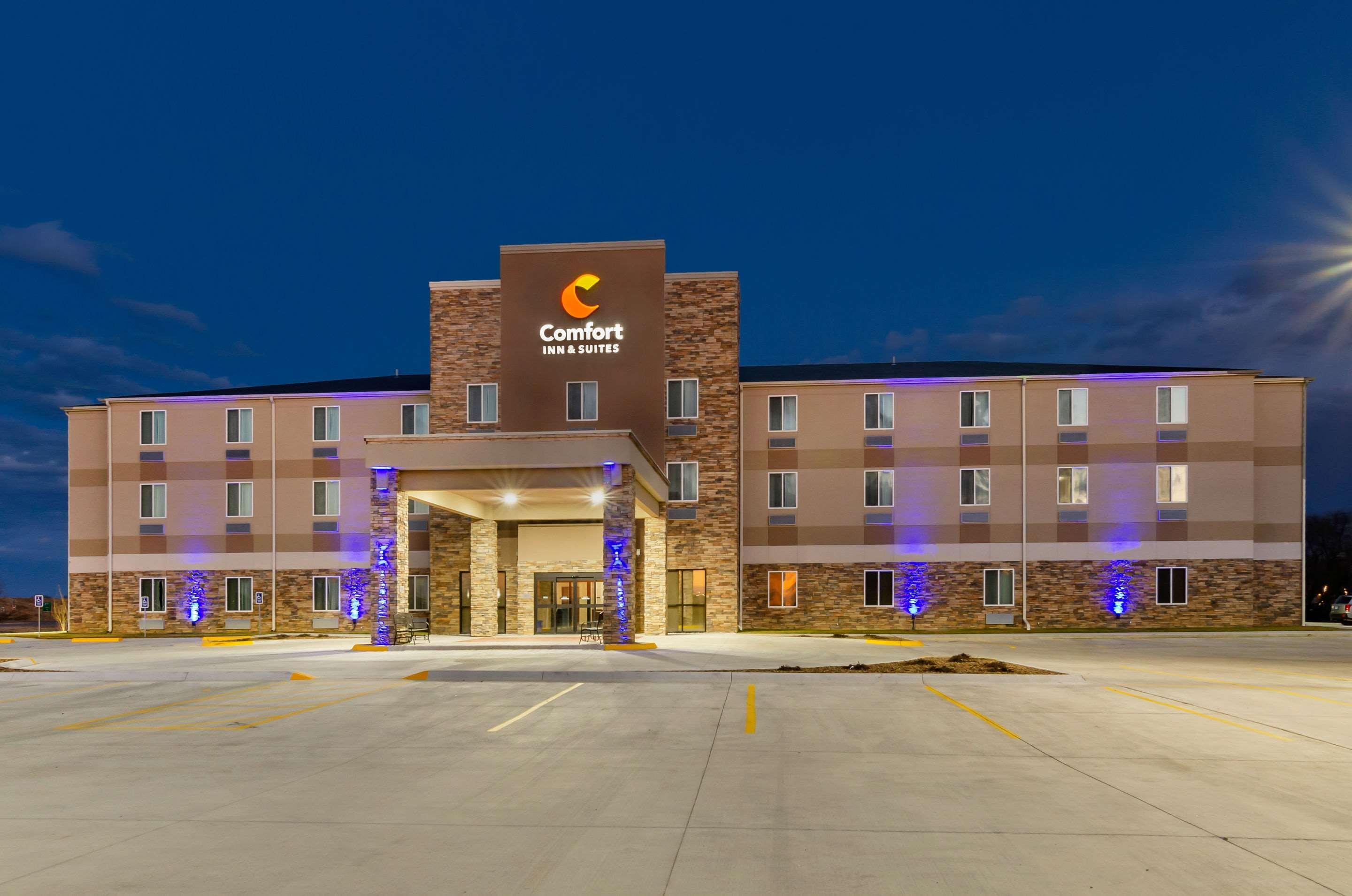 Comfort Inn & Suites Salina North Exterior photo